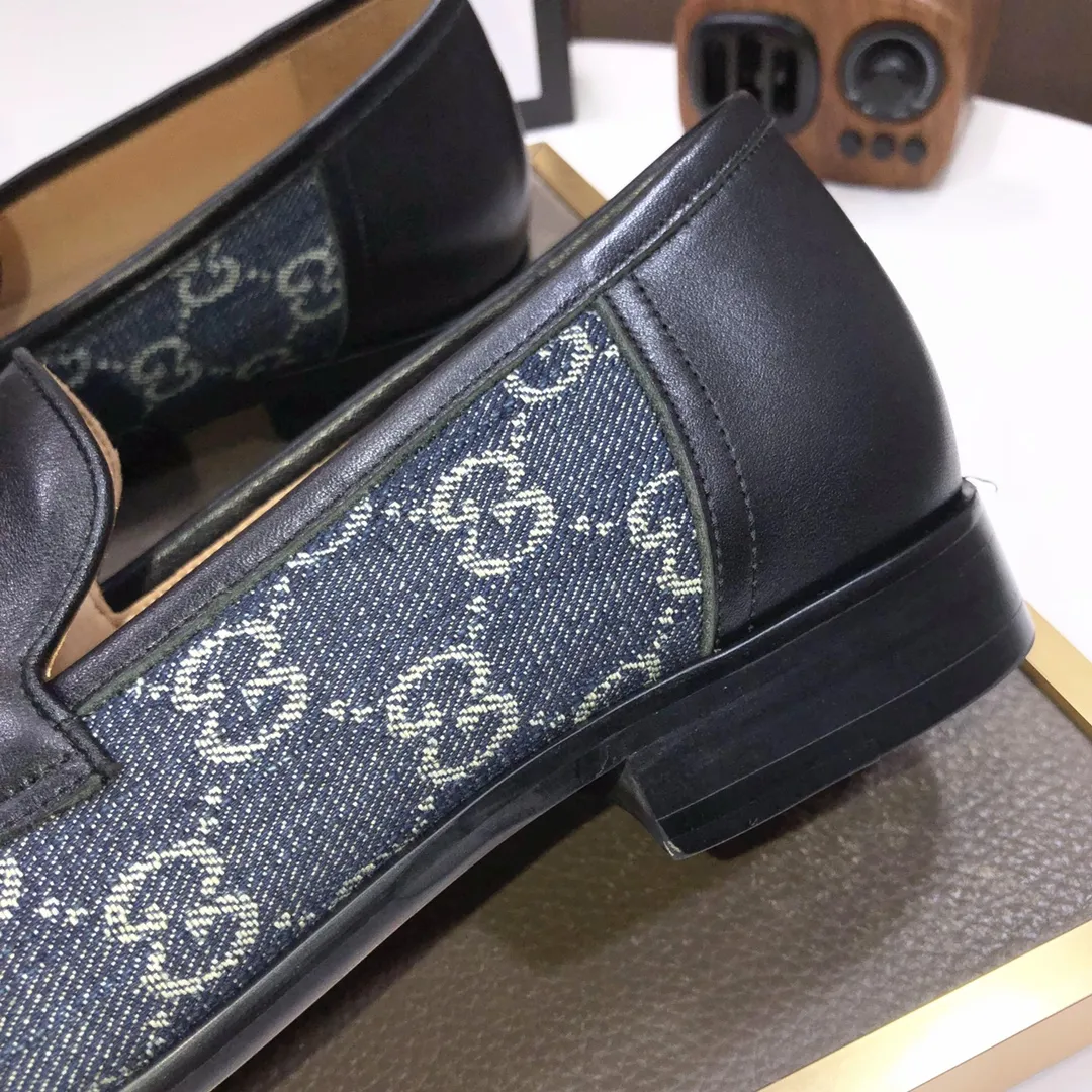 Factory batch 500💰Italy’s top luxury men’s shoe giant (GUCCI) (Gucci) (full cowhide lining) new arrival🍃Original European style🔰 Pleasant to the eye😍In order to make the shoes more durable and non-deformable🌀The production continues to follow traditional methods but there is still no lack of innovation💪The original sheepskin is selected for the leather♻️Smooth, natural and extra bright⭐Made of imported cowhide The rich man’s first choice 38-45 (45 customized)
